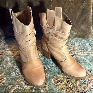 Arturo Chiang Western Pleated Leather
Ankle Boot